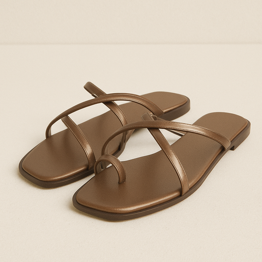 Flache Bronze-Sandalen mit Zehenschlaufe